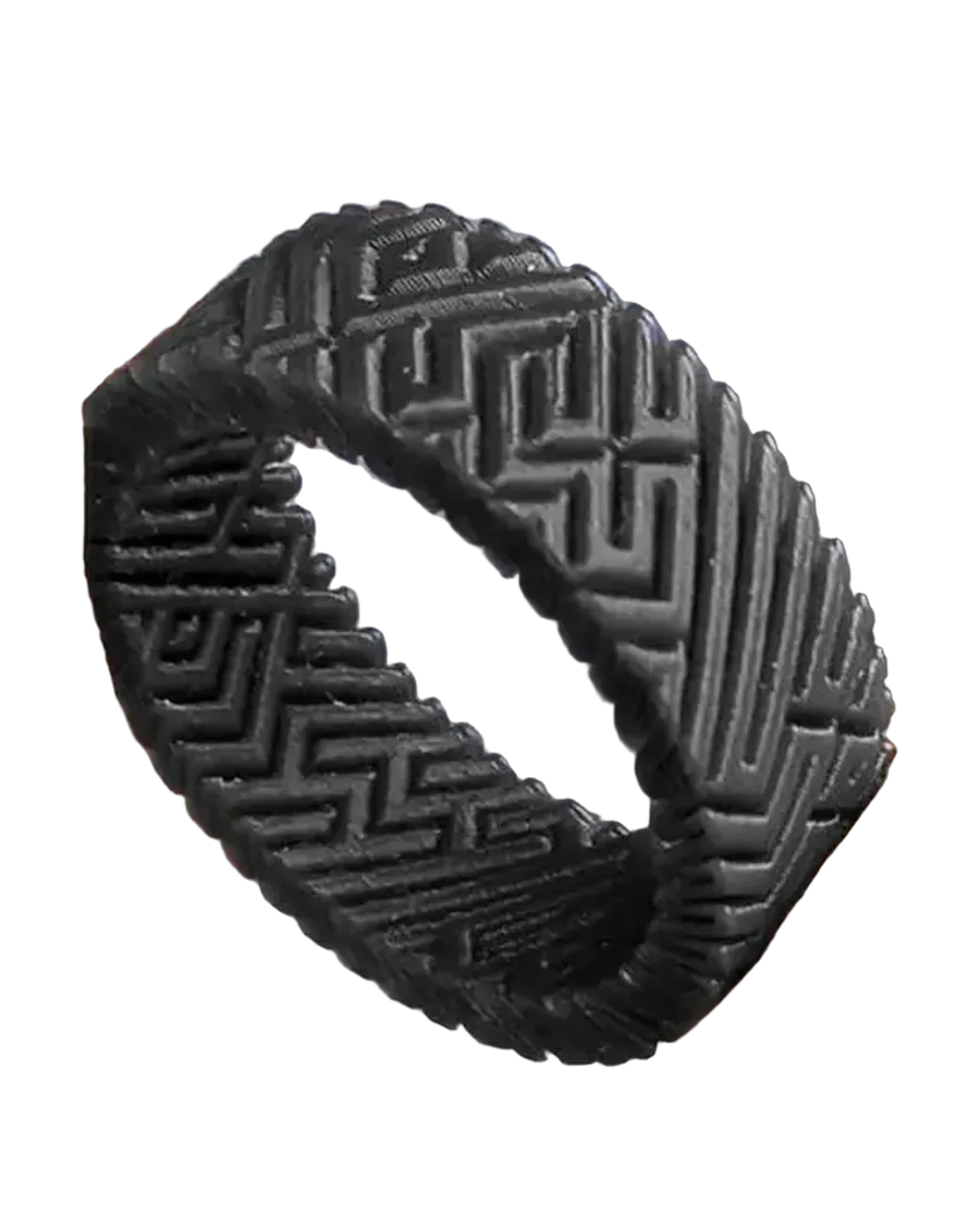 Anillo con textura de laberinto