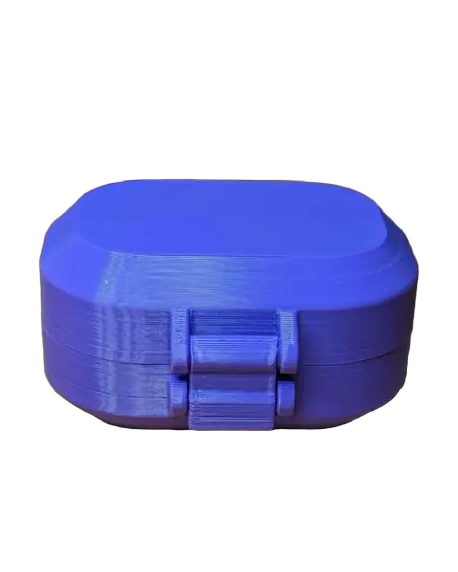 Caja con traba y bisagra
